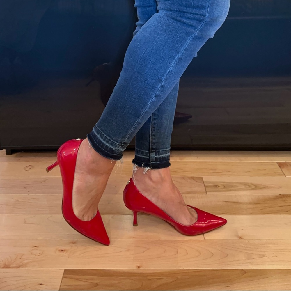 ✅2 for $50✅ 
Ivanka Trump pump in GUC size 35.5. Fit like 6.